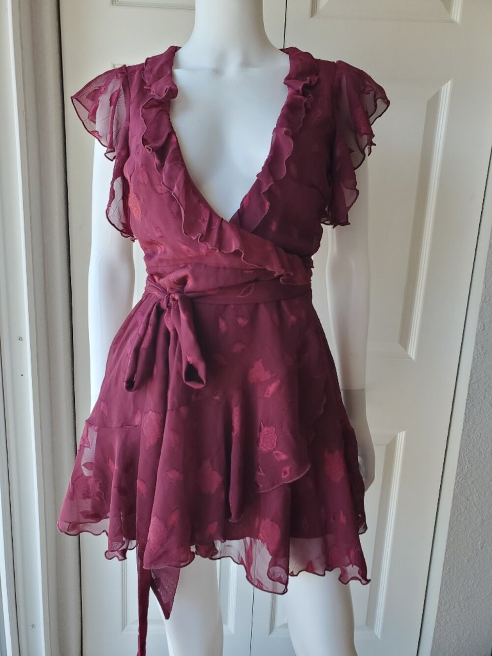 Lucy In The Sky Merlot Wrap Mini Floral Ruffle Dress Size Medium - Picture 9 of 11